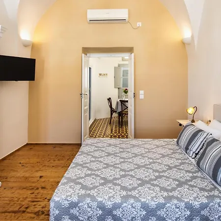 450 Years Castle House For 2-5 People/jacuzzi Emporio (Santorini)